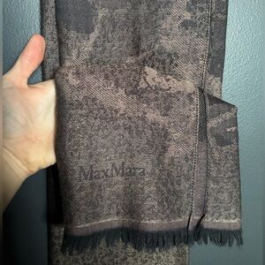 MaxMara Elegant Scarf